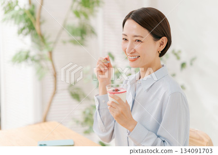 吃甜點的婦女 134091703