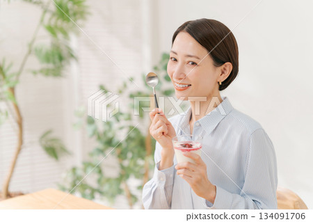 吃甜點的婦女 134091706