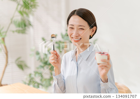 吃甜點的婦女 吃甜點的婦女 134091707