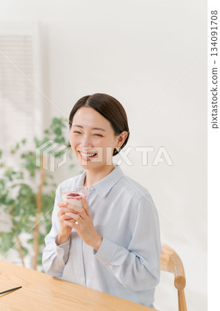 吃甜點的婦女 134091708