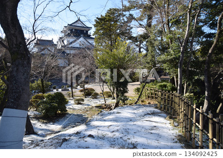 白雪皚皚的公園 / 新年賀卡素材 - 冬日清晨，漫步於城堡公園和日式庭園，欣賞初雪覆蓋的美景 134092425