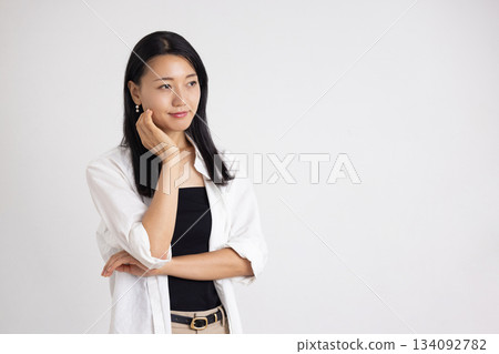 微笑著用手在臉頰上的女人 134092782