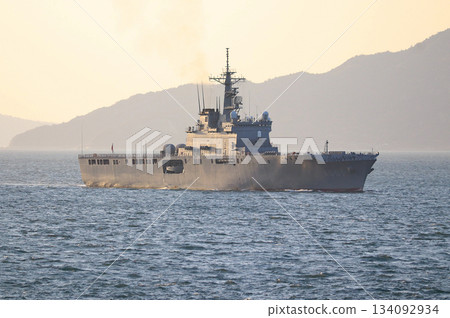 一艘運輸船在瀨戶內海向東航行 一艘運輸船在瀨戶內海向東航行 134092934