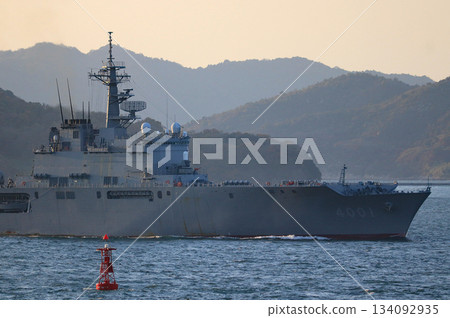 一艘運輸船在瀨戶內海向東航行 一艘運輸船在瀨戶內海向東航行 134092935