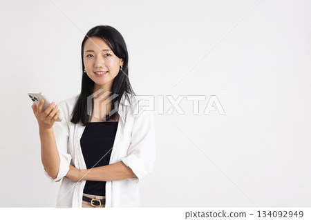 微笑與智能手機的婦女 134092949