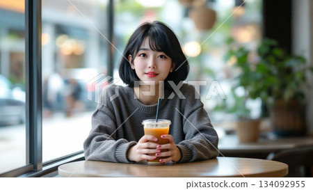 在咖啡館休息 134092955