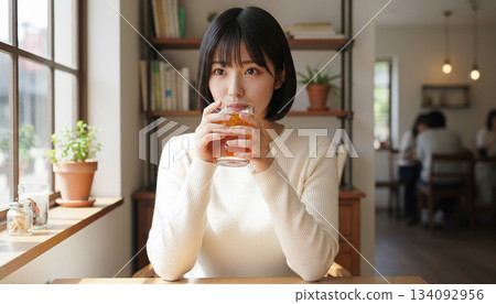 在咖啡館休息 134092956