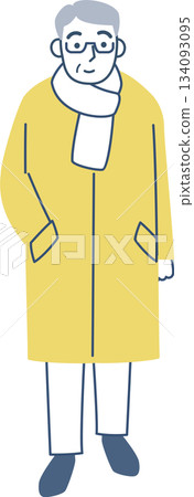 一位穿著外套的老人正在行走 134093095