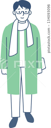 一個穿著外套的年輕男子正在行走 134093096