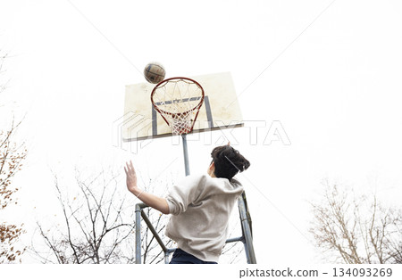 男孩們在打籃球 134093269