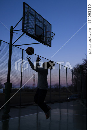 男孩們在打籃球 134093310