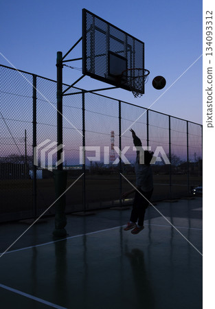男孩們在打籃球 134093312