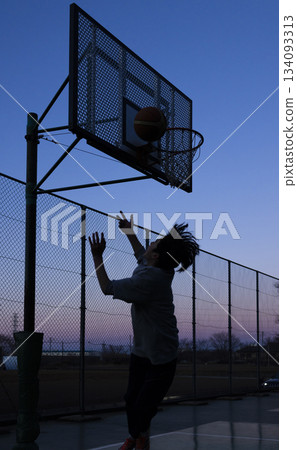 男孩們在打籃球 134093313