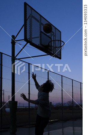 男孩們在打籃球 134093315