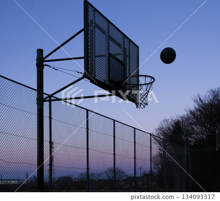 男孩們在打籃球 134093317