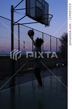 男孩們在打籃球 134093319