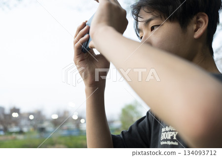 男孩拿著智慧型手機 134093712