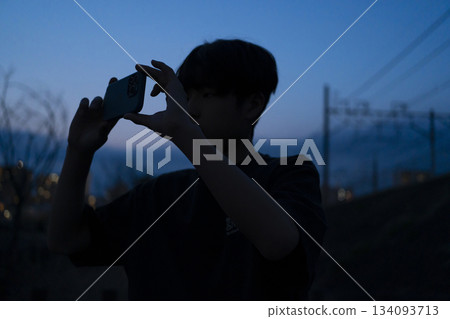 男孩拿著智慧型手機 134093713