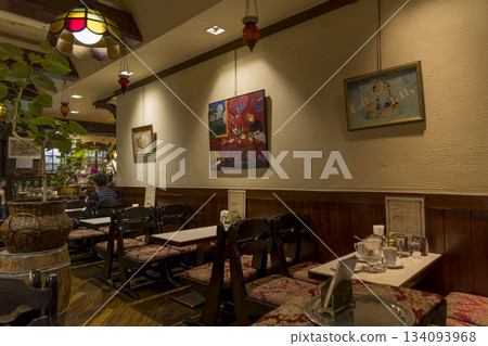 復古咖啡店內部裝潢,配有厚重的窗簾、彩色玻璃燈和咖啡研磨機。 復古咖啡店內部裝潢,配有厚重的窗簾、彩色玻璃燈和咖啡研磨機。 134093968