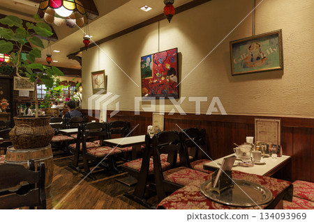 復古咖啡店內部裝潢,配有厚重的窗簾、彩色玻璃燈和咖啡研磨機。 復古咖啡店內部裝潢,配有厚重的窗簾、彩色玻璃燈和咖啡研磨機。 134093969