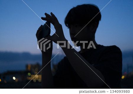 男孩拿著智慧型手機 男孩拿著智慧型手機 134093980