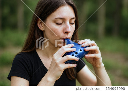 演奏陶笛的女子 134093990