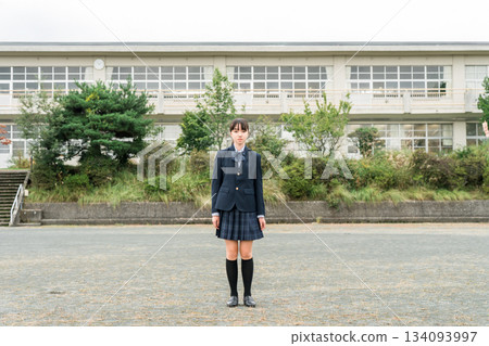 國中、高中、小學生穿著校服站在教學大樓前 國中、高中、小學生穿著校服站在教學大樓前 134093997