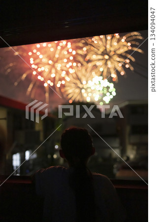 孩子在家中欣賞煙火 孩子在家中欣賞煙火 134094047
