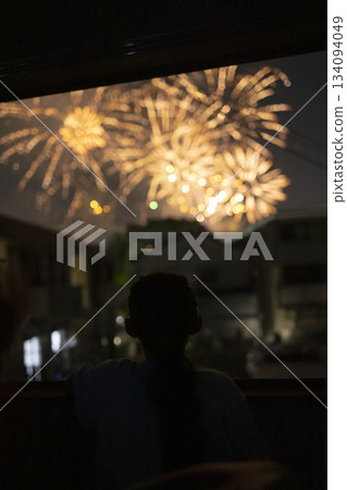 孩子在家中欣賞煙火 134094049