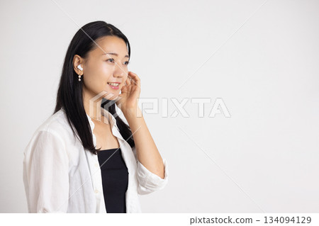 戴著無線耳機的微笑女子 134094129