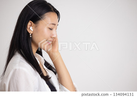 戴著無線耳機的微笑女子 134094131