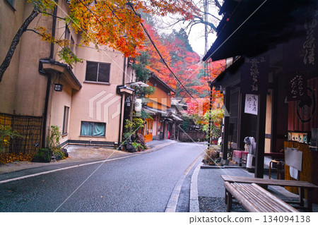 京都市左京區通往貴船神社的道路兩旁,旅館區的街道 京都市左京區通往貴船神社的道路兩旁,旅館區的街道 134094138