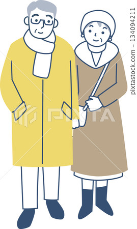 一對穿著冬裝的老夫婦 134094211