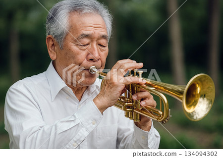 一位老人在吹小號 134094302