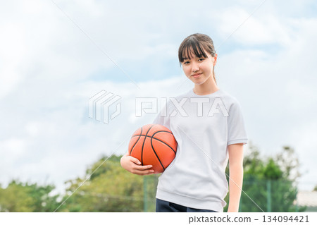 穿著運動服、拿著籃球的女孩、兒童、小學生、國中生、高中生 134094421