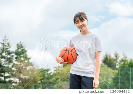 穿著運動服、拿著籃球的女孩、兒童、小學生、國中生、高中生 134094422