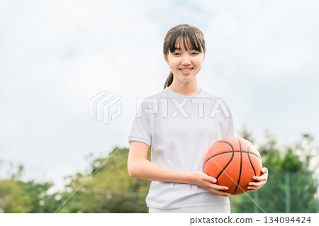 穿著運動服、拿著籃球的女孩、兒童、小學生、國中生、高中生 134094424