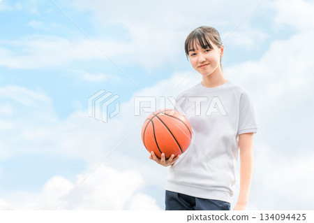 穿著運動服、拿著籃球的女孩、兒童、小學生、國中生、高中生 134094425