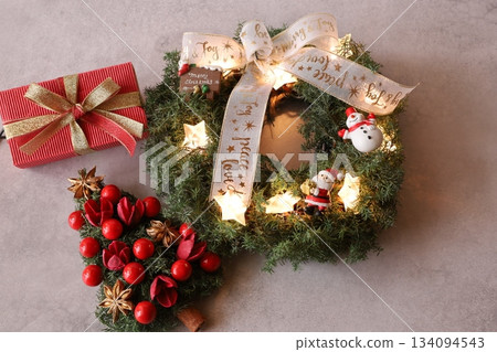 帶燈的聖誕花環 134094543