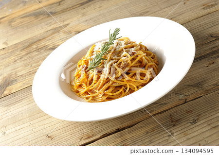 Spaghetti meat sauce with powdered cheese and rosemary Spaghetti meat sauce with powdered cheese and rosemary 134094595