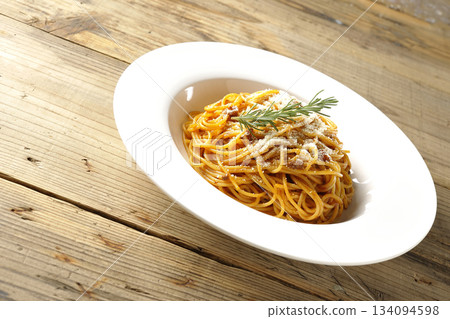 義大利麵肉醬，配上起司粉和迷迭香 134094598