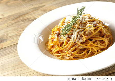 義大利麵肉醬，配上起司粉和迷迭香 134094603