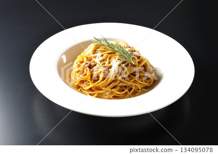 義大利麵肉醬配碎起司和迷迭香，以黑色背景拍攝。 134095078