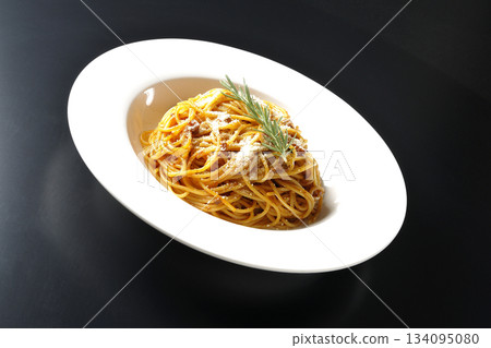 義大利麵肉醬配碎起司和迷迭香，以黑色背景拍攝。 134095080