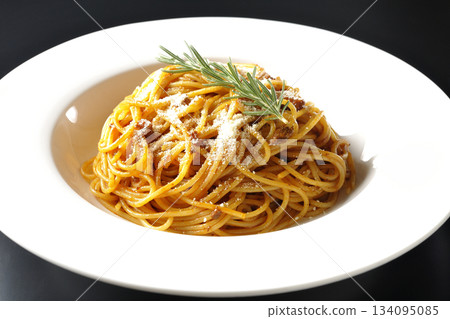 義大利麵肉醬配碎起司和迷迭香，以黑色背景拍攝。 134095085
