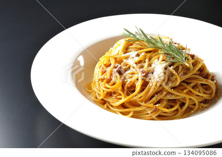 義大利麵肉醬配碎起司和迷迭香，以黑色背景拍攝。 134095086