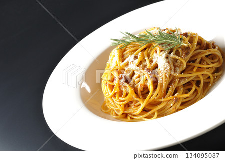 義大利麵肉醬配碎起司和迷迭香，以黑色背景拍攝。 134095087