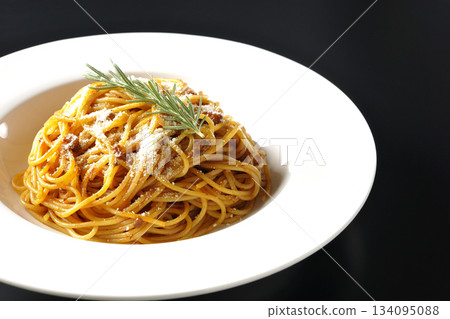 義大利麵肉醬配碎起司和迷迭香，以黑色背景拍攝。 134095088