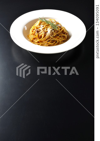 義大利麵肉醬配碎起司和迷迭香，以黑色背景拍攝。 134095091