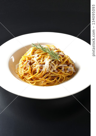義大利麵肉醬配碎起司和迷迭香，以黑色背景拍攝。 134095093